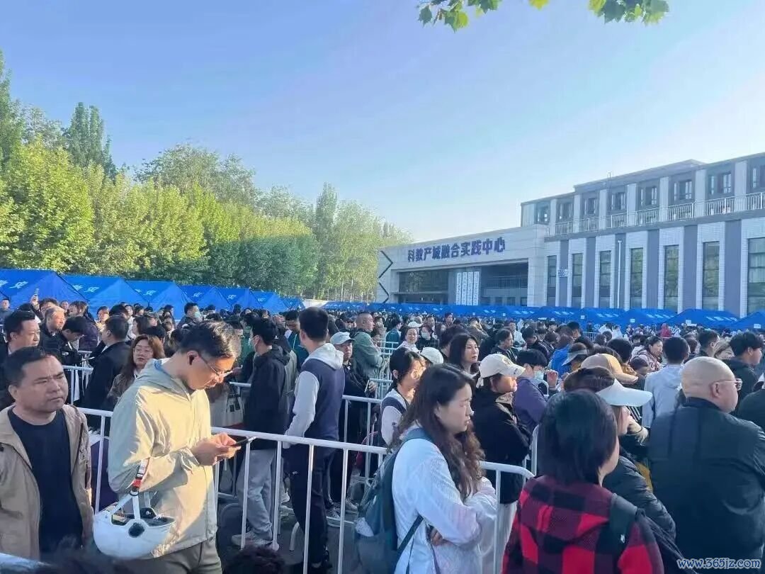 5月，学生及家长们在北京昌平职业学校门口排长队。图源：南方周末